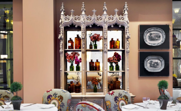 Desain cafe dengan gaya Gotik, ornamen dan hiasan khas arsitektur Gothik